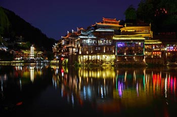 長沙出發(fā)到張家界天門山、玻璃棧道、鳳凰古城、鳳凰夜景往返二日游